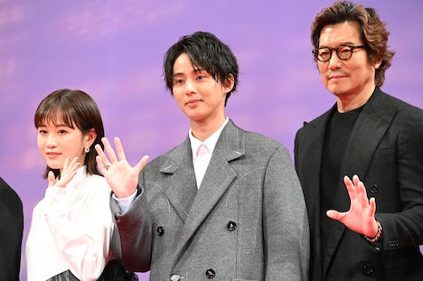 左から前田敦子、藤ヶ谷太輔、豊川悦司。