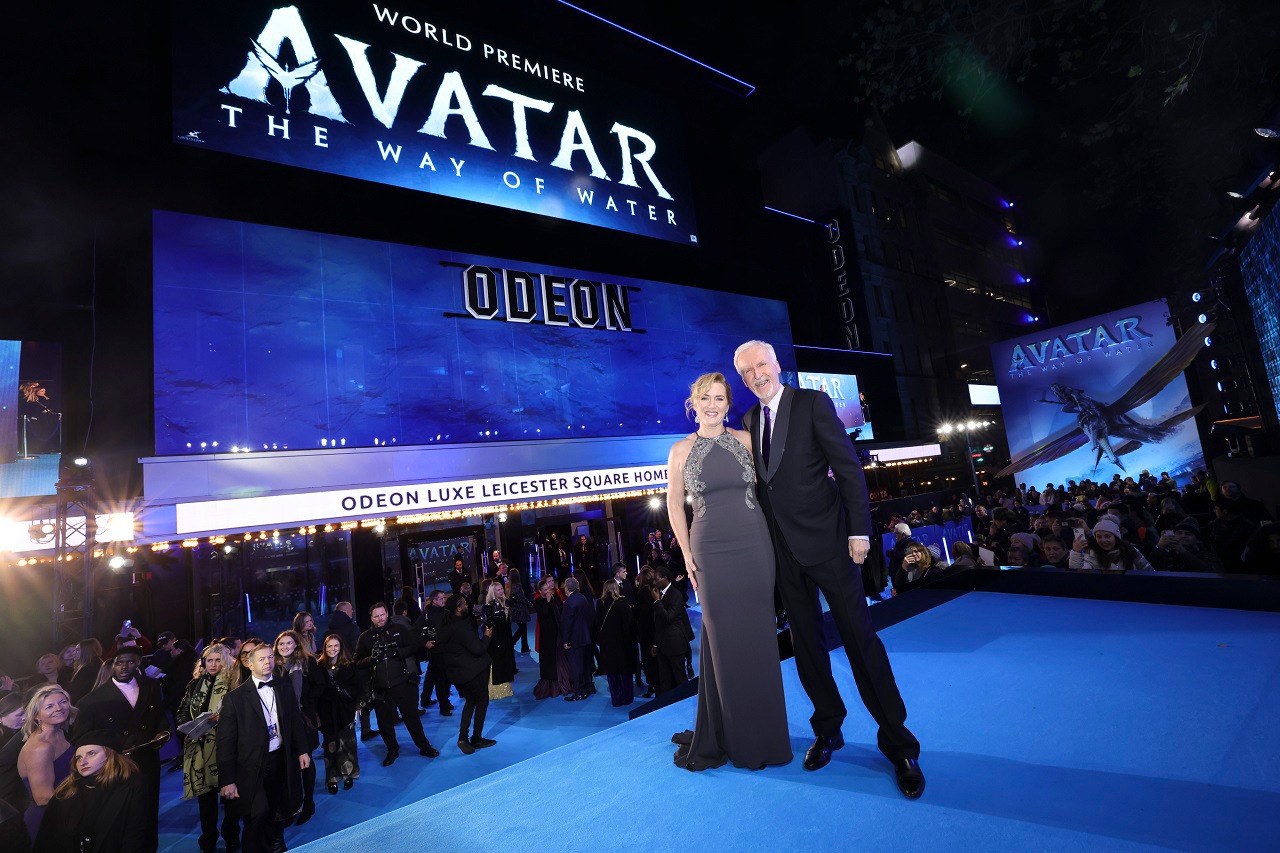 「アバター：ウェイ・オブ・ウォーター」ワールドプレミアの様子。中央左からケイト・ウィンスレット、ジェームズ・キャメロン。