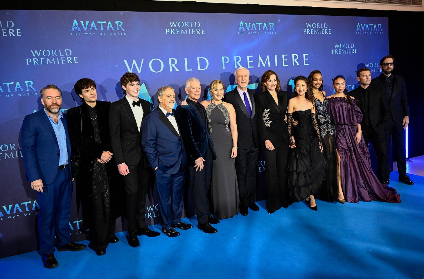 左からブレンダン・カウエル、ジェームズ・フラッターズ、ジャック・チャンピオン、ジョン・ランドー、スティーヴン・ラング、ケイト・ウィンスレット、ジェームズ・キャメロン、シガニー・ウィーバー、トリニティ・ジョリー・ブリス、ゾーイ・サルダナ、ベイリー・バス、サム・ワーシントン、ジョエル・デヴィッド・ムーア。