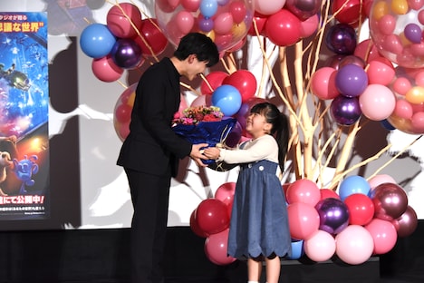 鈴木誉（右）から花束を受け取る福（左）。