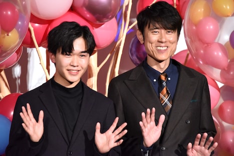 左から鈴木福、原田泰造。