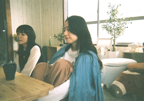 「ゴールド」現場スチル。左から田野真悠、小畑みなみ。