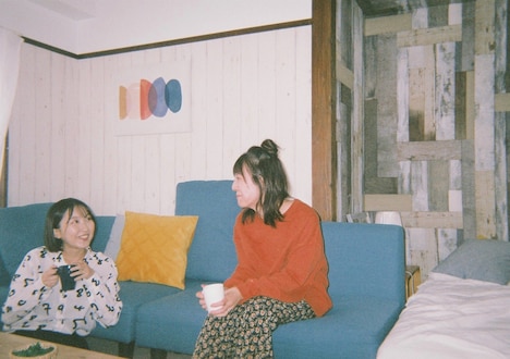 「ゴールド」現場スチル。左から平川はる香、加茂井彩音。