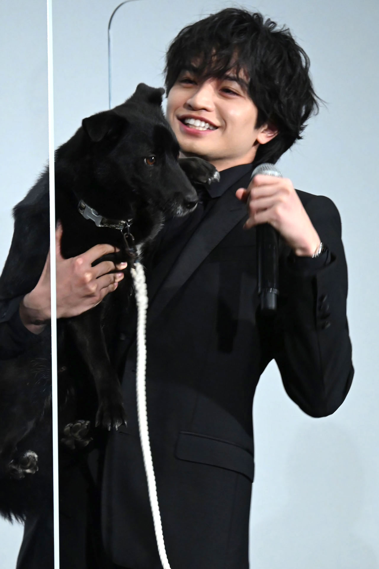 犬の大吉（左）と中島健人（右）。