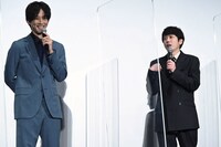 みんなと寿司を食べに行けなかったことを、松坂桃李（左）にぼやく二宮和也（右）。