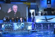 イルカたちに手を振るジェームズ・キャメロン。