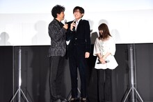 厚底シューズを履いて優越感に浸る大泉洋（左）と、笑いが止まらない目黒蓮（中央）。