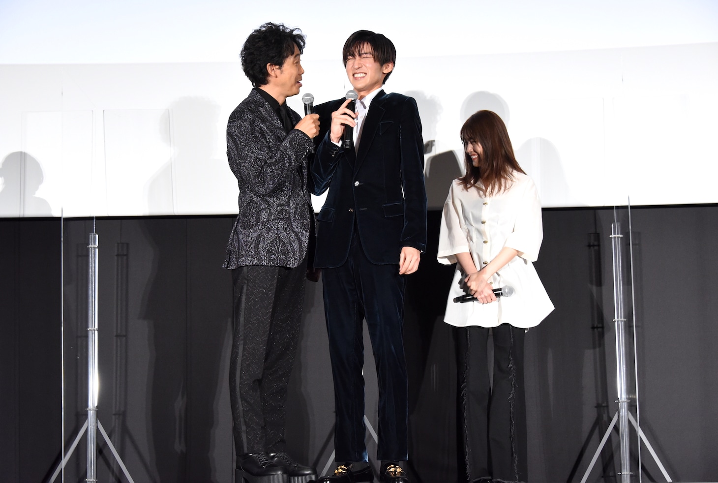 厚底シューズを履いて優越感に浸る大泉洋（左）と、笑いが止まらない目黒蓮（中央）。