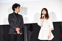 左から大泉洋、有村架純。