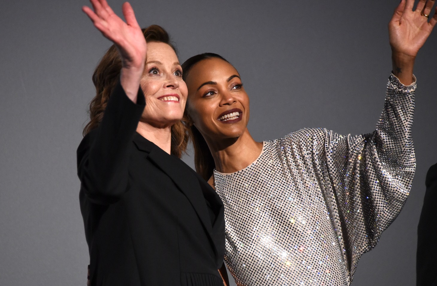 左からシガニー・ウィーバー、ゾーイ・サルダナ。