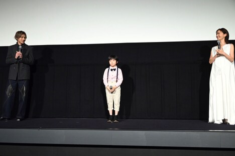 森優理斗（中央）が緊張気味に挨拶を終え、ほほえむ山田裕貴（左）と松本まりか（右）。