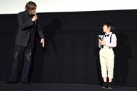 “カレーうれしいダンス”を踊ることを強要してなかったか、森優理斗（右）に確認する山田裕貴（左）。