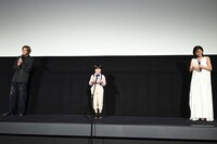 「裕貴やまーだーさん、まりかお母さんへ」から始まる手紙に笑う山田裕貴（左）と松本まりか（右）。