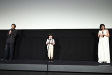 「裕貴やまーだーさん、まりかお母さんへ」から始まる手紙に笑う山田裕貴（左）と松本まりか（右）。