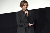 森優理斗が手紙を読む姿を見つめる山田裕貴。