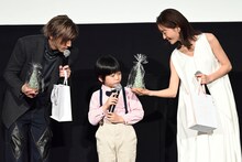 森優理斗（中央）から手作りのクリスマスプレゼントをもらい、喜ぶ山田裕貴（左）と松本まりか（右）。