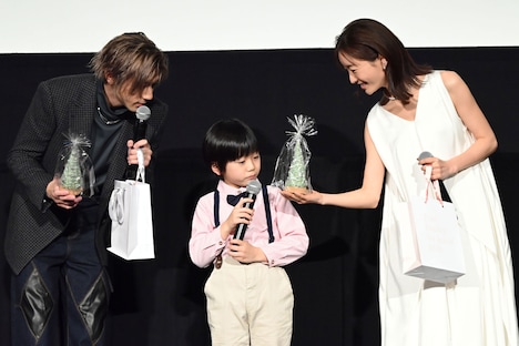 森優理斗（中央）から手作りのクリスマスプレゼントをもらい、喜ぶ山田裕貴（左）と松本まりか（右）。