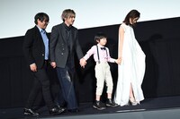 手をつないでステージを去る登壇者たち。