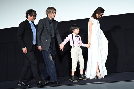 手をつないでステージを去る登壇者たち。