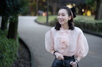 飯豊まりえ演じる泉京香。