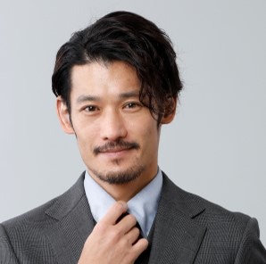 東雲拓人役の淵上泰史。(c)「親友は悪女」製作委員会 2023