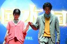 左から浜辺美波、賀来賢人。