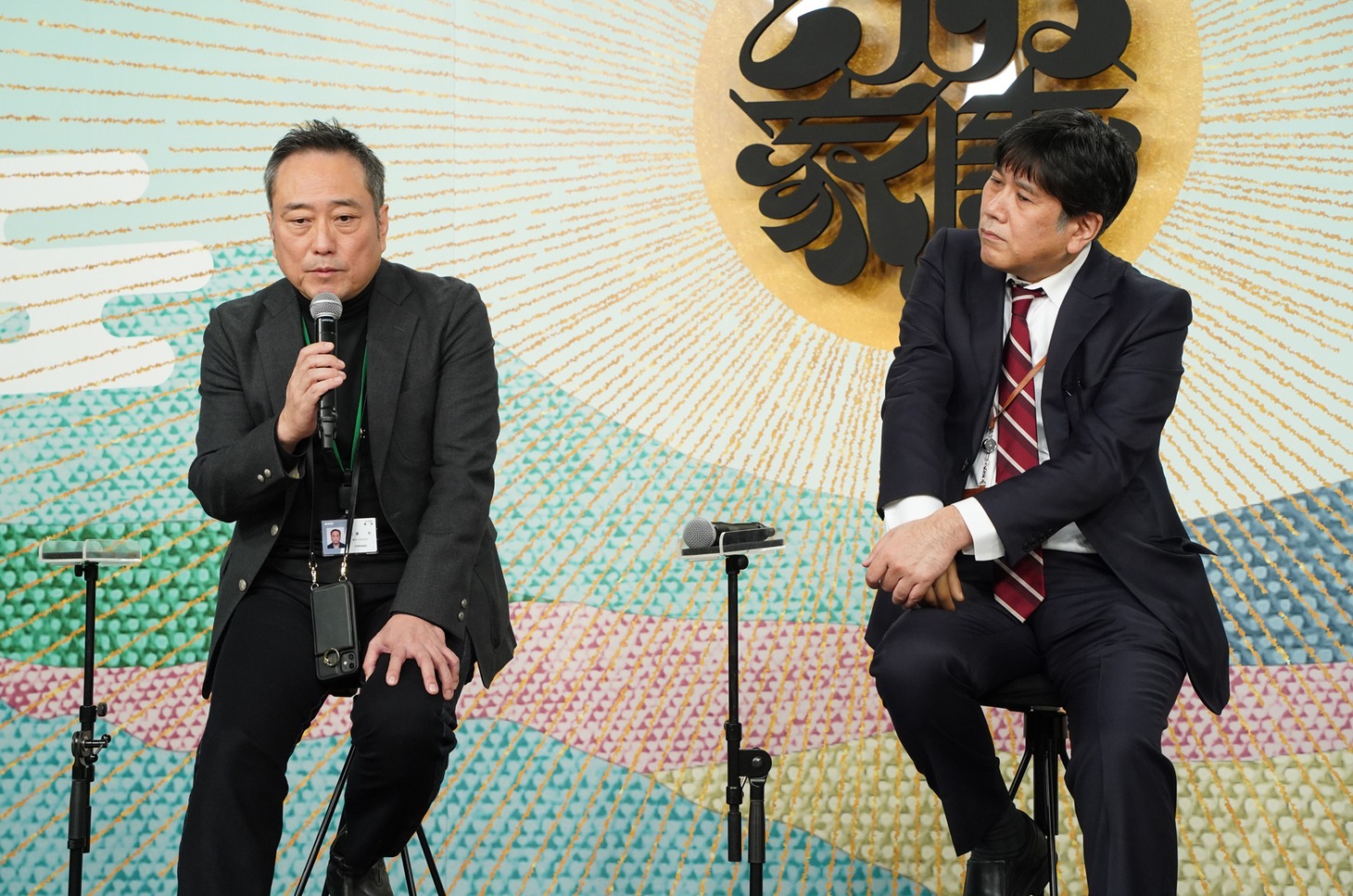 左から演出統括の加藤拓、制作統括の磯智明。