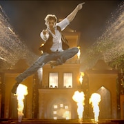 インド映画「バンバン!」本編映像解禁、火柱バックにハイテンションなダンスを披露