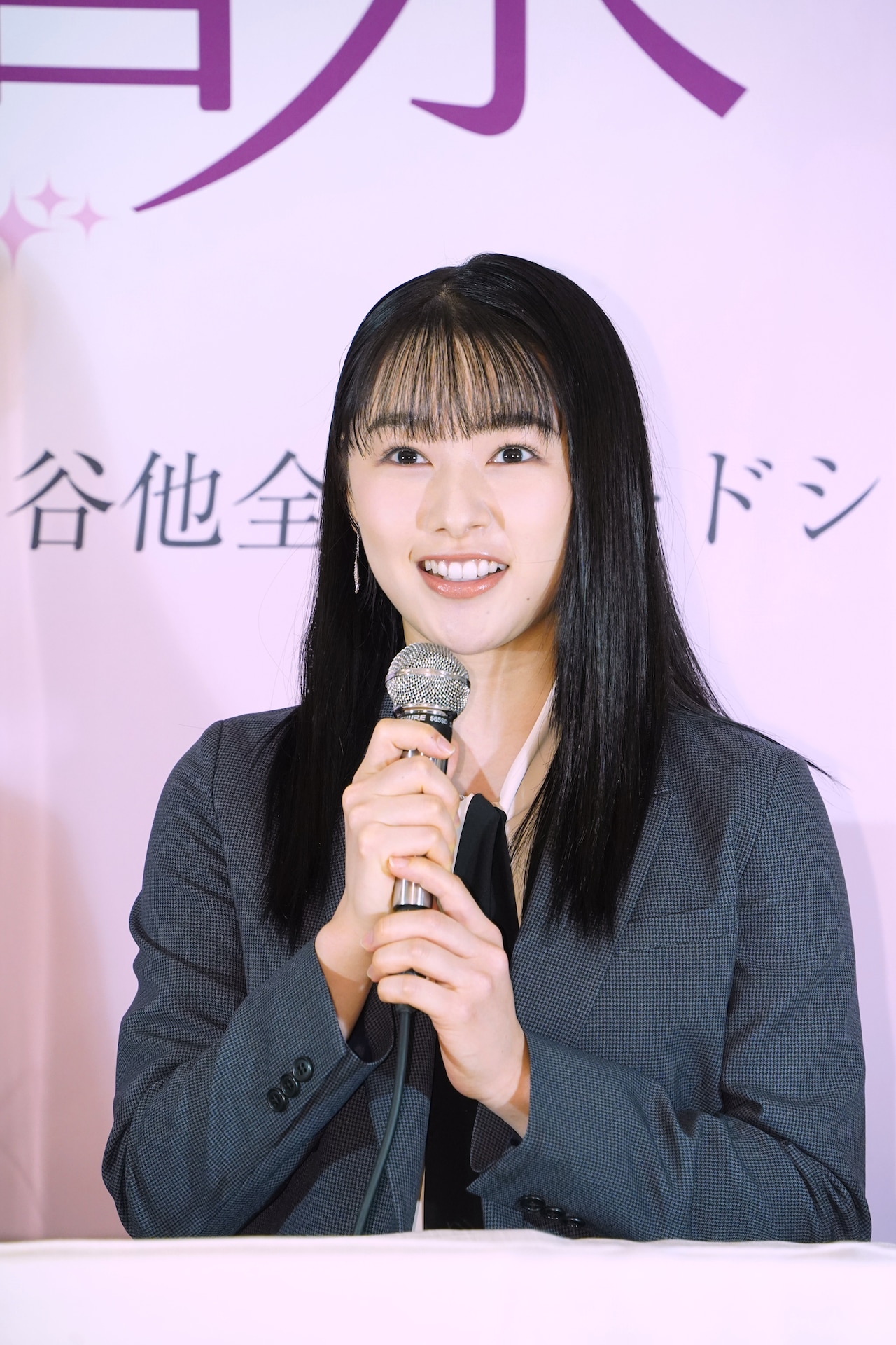 人気女優　桜井日奈子　魔女の香水 直筆サイン入りパンフレット 人気女優 桜井日奈子 魔女の香水 直筆サイン入りパンフレット