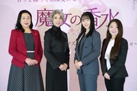 「魔女の香水」記者会見の様子。左から菅原智美、黒木瞳、桜井日奈子、宮武由衣。
