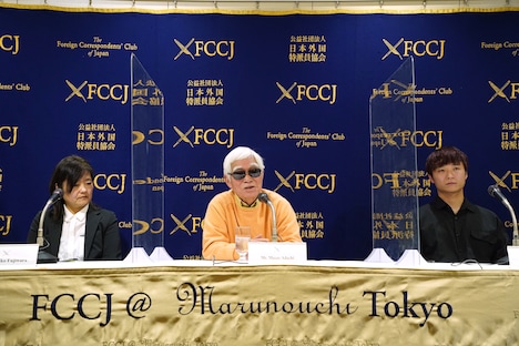 「REVOLUTION+1」記者会見の様子。左から藤原恵美子、足立正生、タモト清嵐。