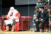 サンタクロース（左）に質問をする吉沢亮（右）。