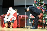 サンタクロース（左）に深々と礼をする吉沢亮（右）。