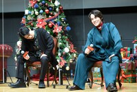 サンタクロースの言葉を噛み締める吉沢亮（左）と中川大志（右）。