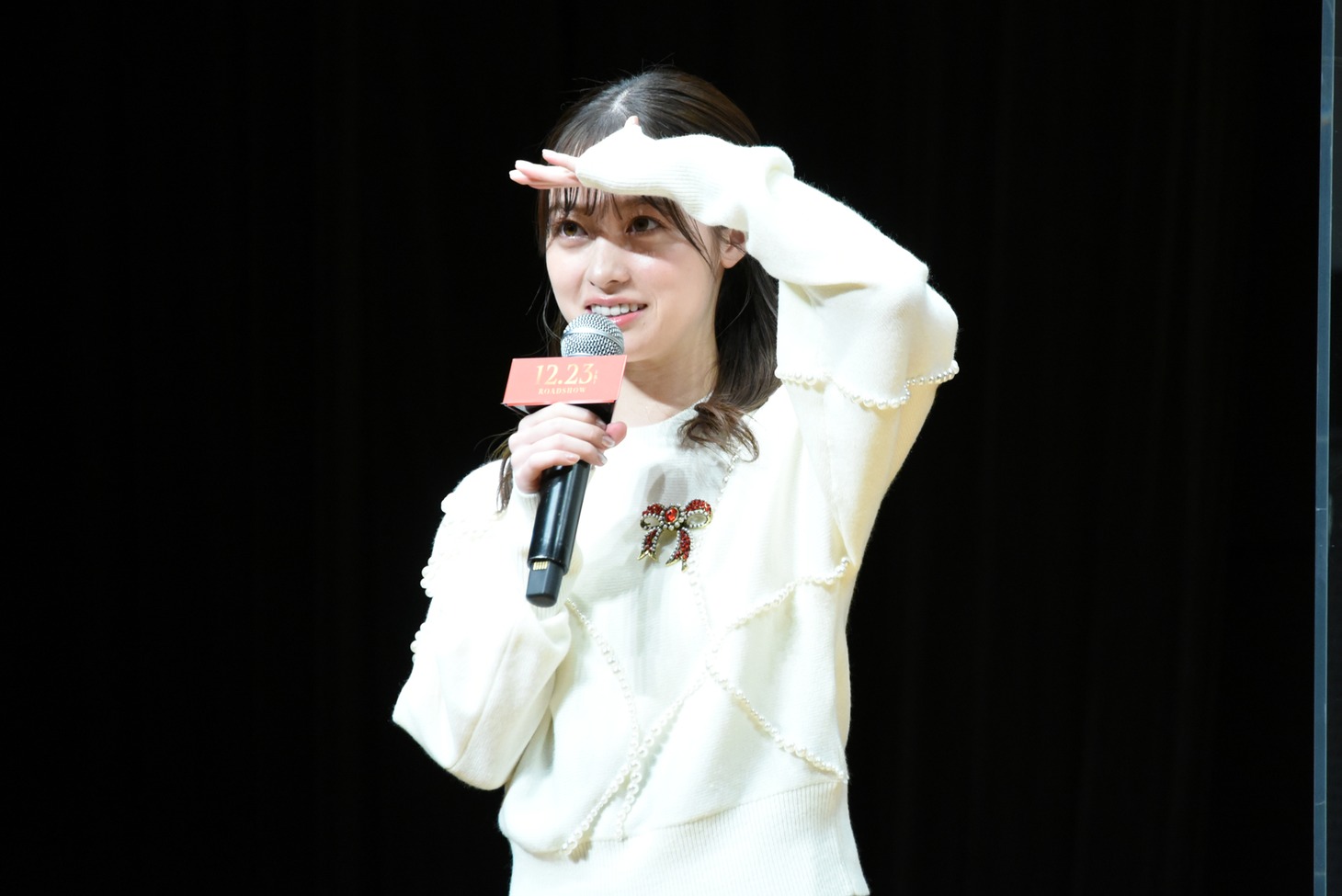 サンタ帽姿の観客を眺める橋本環奈。