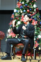 サンタクロースを“降ろす”吉沢亮。