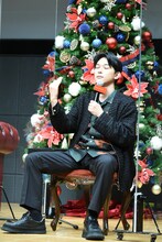 サンタクロースを“降ろす”吉沢亮。