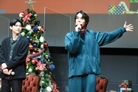 サンタクロースの登場前に、舞台裏のざわつきを伝える中川大志。