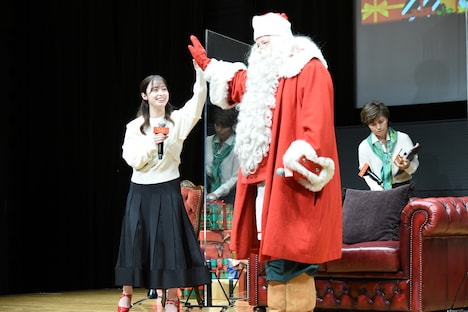 サンタクロース（右）とハイタッチをする橋本環奈（左）。