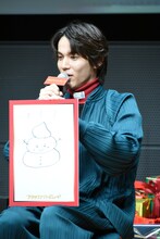 「子供が喜ぶ雪だるま」のイラストを描いた中川大志。