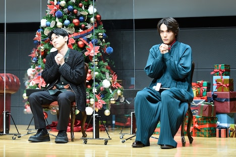 サンタクロースの資質がある人間に選ばれたい吉沢亮（左）と中川大志（右）。