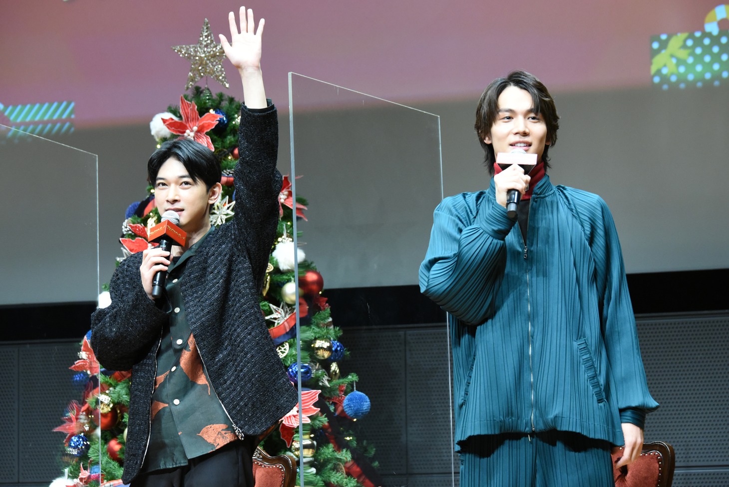 フィンランド語がわかる人を探す吉沢亮（左）と中川大志（右）。