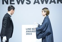 板垣李光人（右）