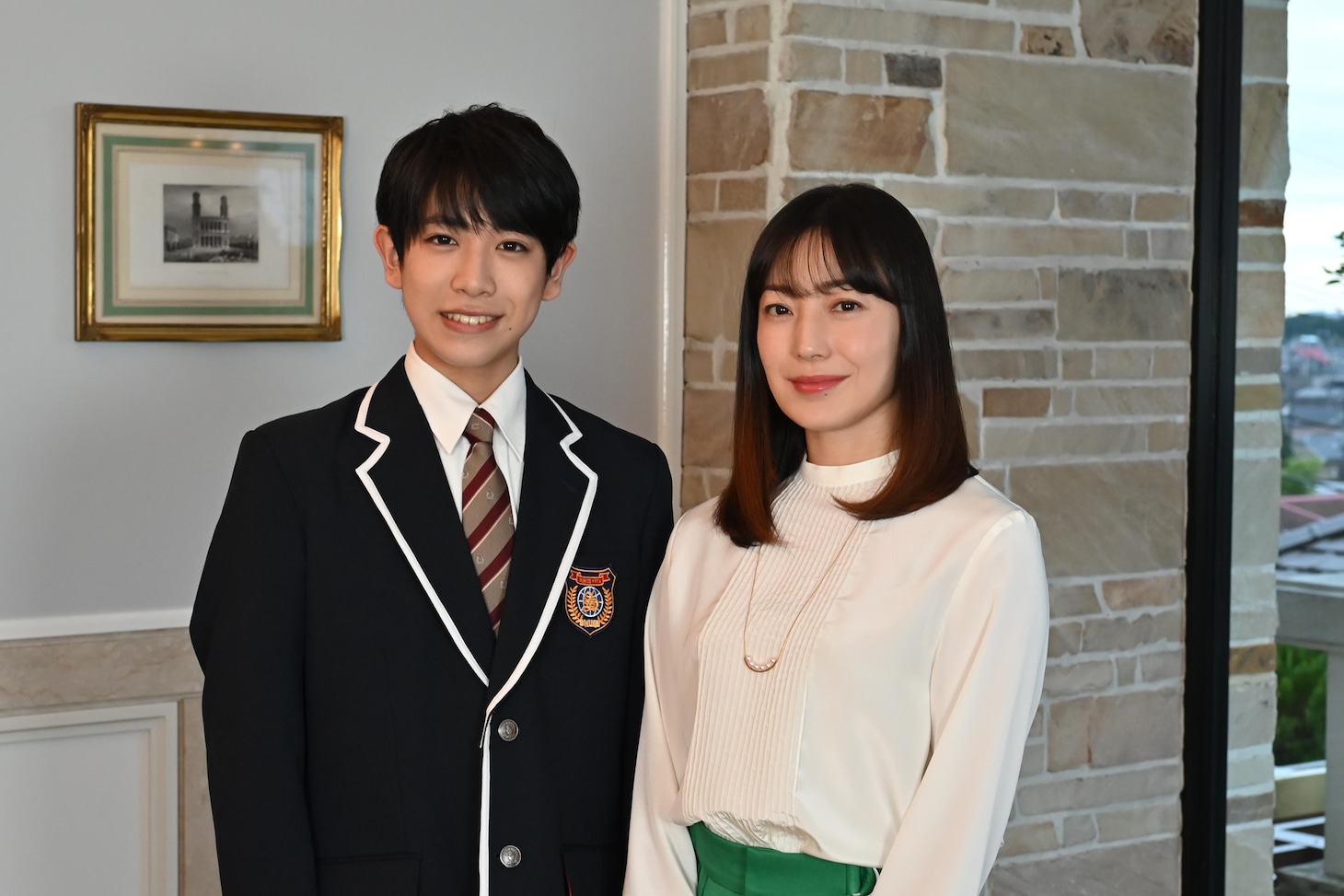 左から皆川翔太役の小田将聖、皆川琴美役の菅野美穂。