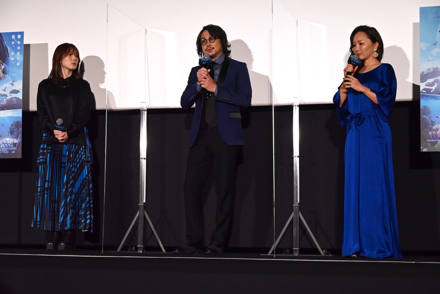 左から内田真礼、東地宏樹、小松由佳。