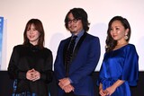 左から内田真礼、東地宏樹、小松由佳。