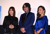 左から内田真礼、東地宏樹、小松由佳。