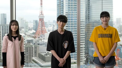 左から伊礼姫奈、青木柚、服部樹咲。