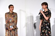 左から柴咲コウ、生田絵梨花。