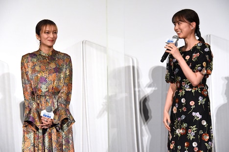 左から柴咲コウ、生田絵梨花。